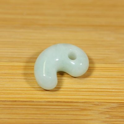 画像2: 小滝産 白翡翠勾玉 (2)