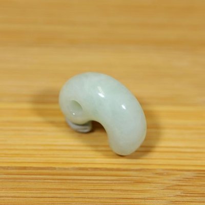 画像4: 小滝産 白翡翠勾玉 (4)