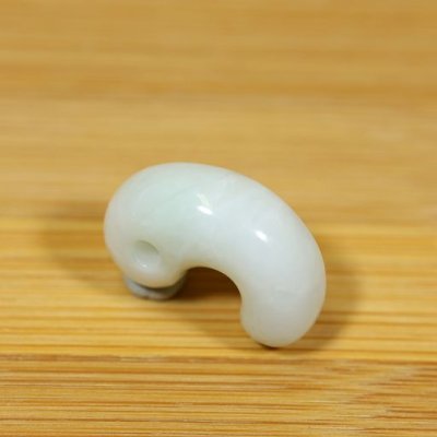 画像4: 小滝産 白翡翠勾玉 (4)