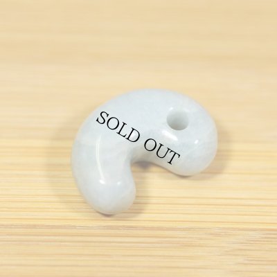 画像2: コンサワ産 翡翠勾玉 (2)