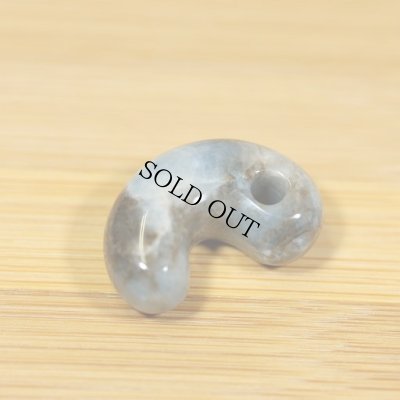 画像2: コンサワ産 翡翠勾玉 (2)