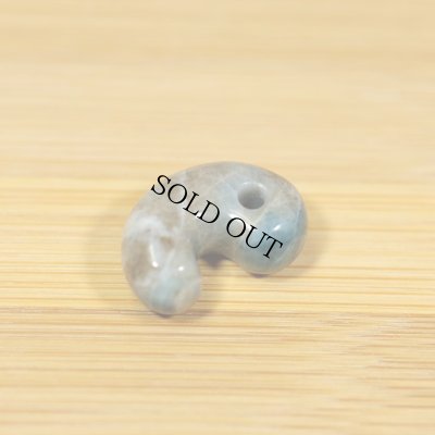 画像2: コンサワ産 翡翠勾玉 (2)