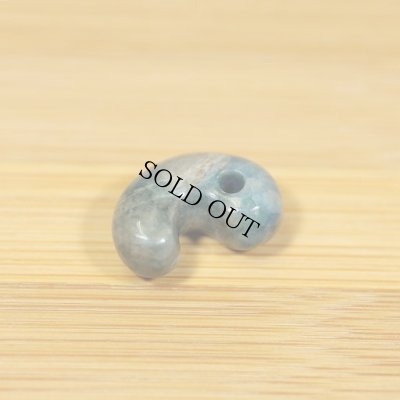 画像2: コンサワ産 翡翠勾玉 (2)