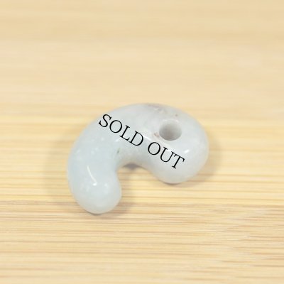 画像2: コンサワ産 翡翠勾玉 (2)