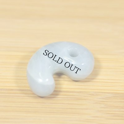 画像2: コンサワ産 翡翠勾玉 (2)