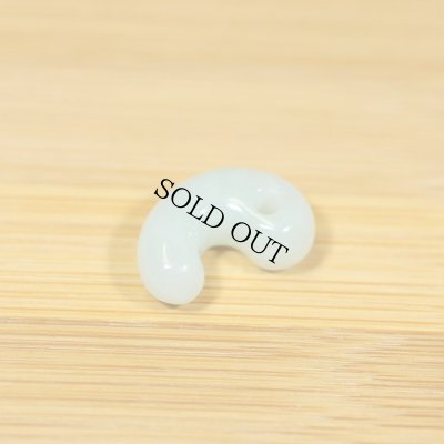 画像2: 小滝産 淡白緑系 ひすい勾玉 (2)