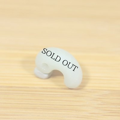 画像4: 小滝産 淡白緑系 ひすい勾玉 (4)