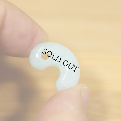 画像5: 小滝産 淡白緑系 ひすい勾玉 (5)