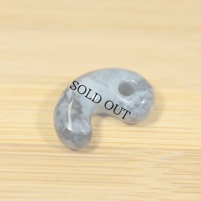 画像2: 糸魚川 海中産 黒ひすい勾玉 (2)