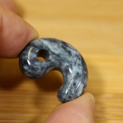 画像5: 糸魚川 海中産 黒ひすい勾玉 (5)