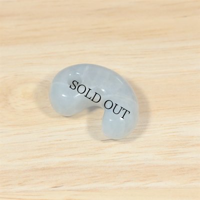 画像1: コンサワ産 翡翠勾玉 (1)