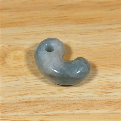 画像2: コンサワ産 翡翠勾玉 (2)