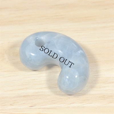 画像1: コンサワ産 翡翠勾玉 (1)