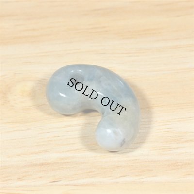 画像1: コンサワ産 翡翠勾玉 (1)