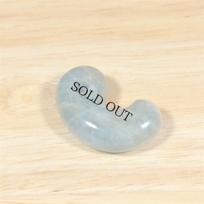 画像2: コンサワ産 翡翠勾玉 (2)