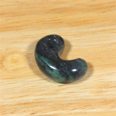 画像2: 青海産 翡翠勾玉 (2)