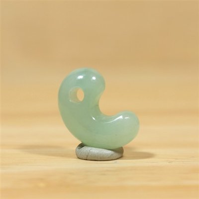 画像1: 糸魚川 小滝産 黒ひすい勾玉 (1)