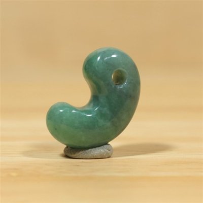 画像1: 糸魚川 小滝産 黒ひすい勾玉 (1)