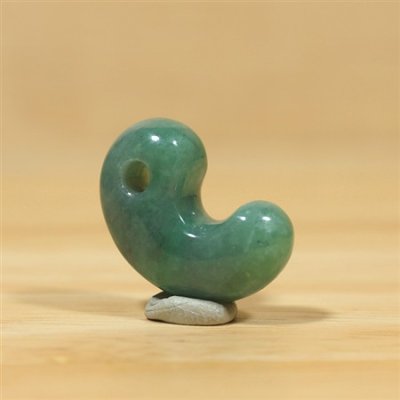 画像2: 糸魚川 小滝産 黒ひすい勾玉 (2)