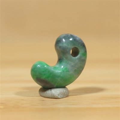 画像1: 糸魚川 小滝産 黒ひすい勾玉 (1)