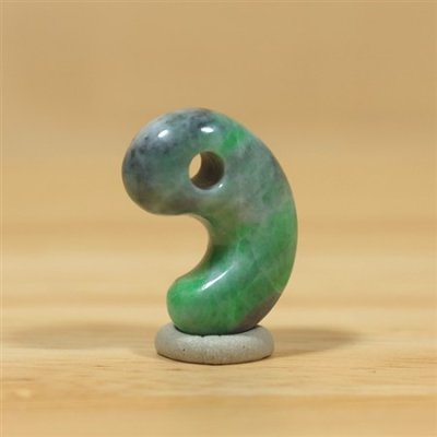 画像3: 糸魚川 小滝産 黒ひすい勾玉 (3)