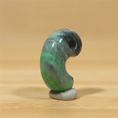 画像4: 糸魚川 小滝産 黒ひすい勾玉 (4)