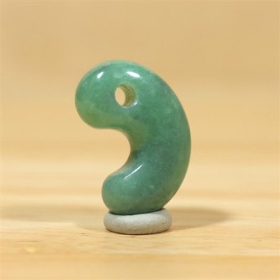 画像3: 糸魚川 小滝産 黒ひすい勾玉 (3)