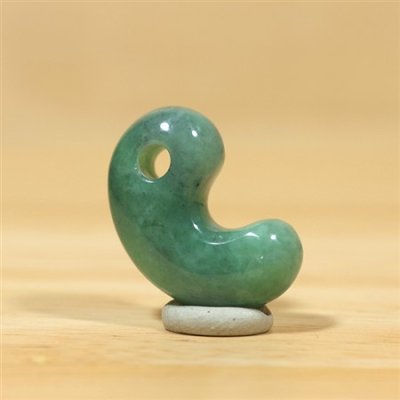 画像2: 糸魚川 小滝産 黒ひすい勾玉 (2)