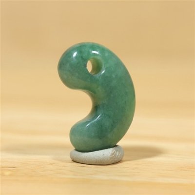 画像3: 糸魚川 小滝産 黒ひすい勾玉 (3)