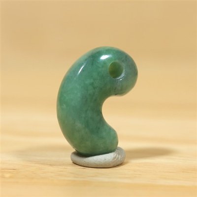 画像4: 糸魚川 小滝産 黒ひすい勾玉 (4)
