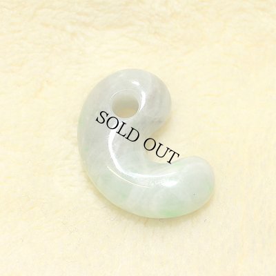 画像2: 糸魚川 小滝産 緑系ひすい勾玉 (2)