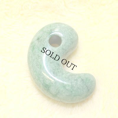 画像2: 青海産 緑系 ひすい勾玉 (2)