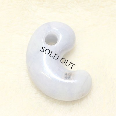 画像2: ラベンダー翡翠 青海産 ひすい勾玉 (2)