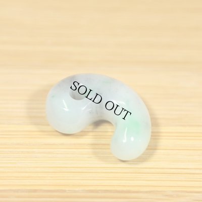 画像1: 青海産 緑系 高透過 ひすい勾玉 (1)