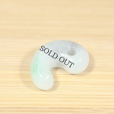 画像2: 青海産 緑系 高透過 ひすい勾玉 (2)