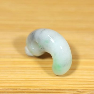 画像4: 青海産 緑系 高透過 ひすい勾玉 (4)