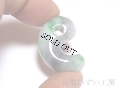 画像3: 青海産 黒緑系 高透過 ひすい勾玉 (3)