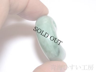 画像4: 糸魚川 小滝産 緑系ひすい勾玉 (4)