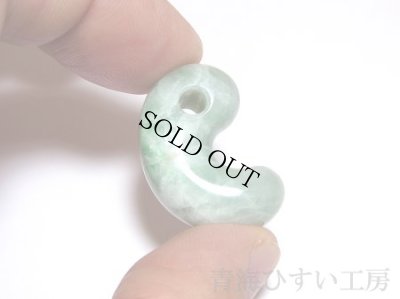 画像3: 糸魚川 小滝産 緑系ひすい勾玉 (3)