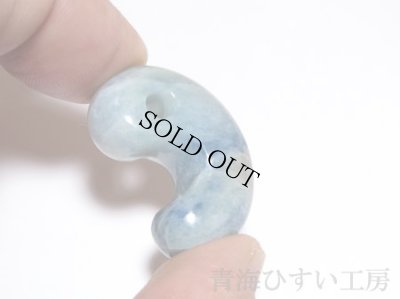 画像2: 糸魚川 入りコン沢産 青ひすい勾玉 (2)