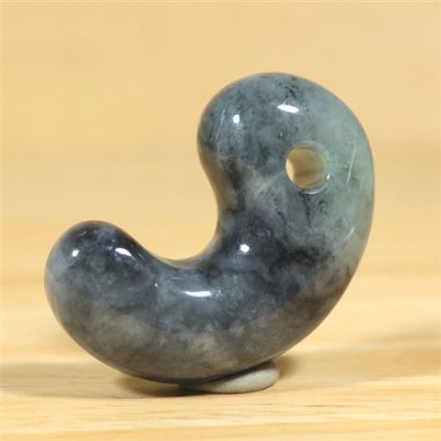画像1: ひすい勾玉 (1)