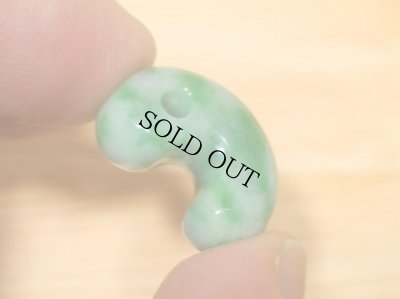 画像2: 糸魚川 小滝産 緑系  翡翠勾玉 (2)