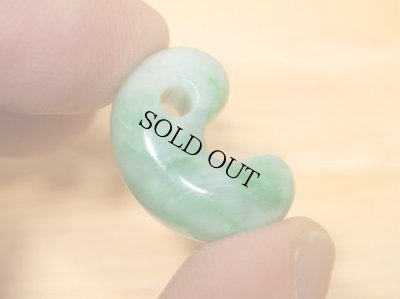 画像4: 糸魚川 小滝産 緑系  翡翠勾玉 (4)