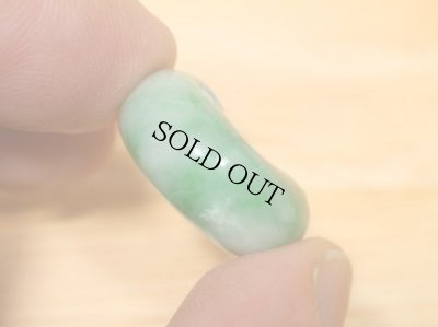 画像5: 糸魚川 小滝産 緑系  翡翠勾玉 (5)