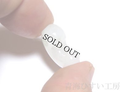 画像3: 糸魚川 海中産 白透過 翡翠勾玉 (3)