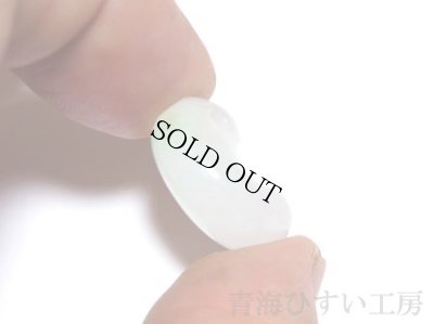 画像5: 糸魚川 海中産 白透過 翡翠勾玉 (5)