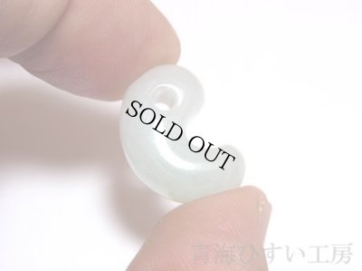 画像4: 糸魚川 姫川産 白系 翡翠勾玉 (4)