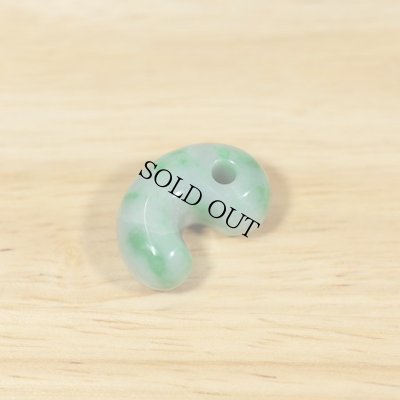 画像2: 糸魚川 小滝産 緑系  翡翠勾玉 (2)