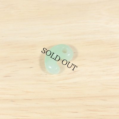 画像2: 糸魚川 姫川産 緑系 翡翠勾玉 (2)