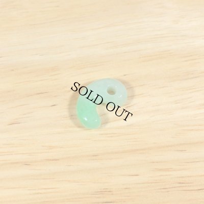 画像2: 糸魚川 姫川産 緑系 翡翠勾玉 (2)